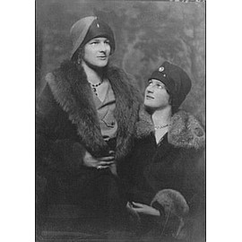 HistoricalFindings Photo: Lowes,Emily,Crimora,Group Portraits,Women,acetates,Fur,Clothing,A Genthe,1928