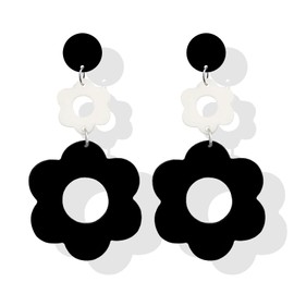 Gold Daisy Earrings for Women Flower Small Hoop Earrings Pearl Bee Huggie Earrings Lightweight Cartilage Huggie Hoops Earrings Jewelry Gifts for Women Girls