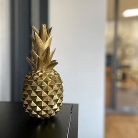 shelfmade Golden Pineapple Decoration - Living Room Table Decoration Made of Resin - Polyresin Decorative Pineapple Gold New Year's Eve & Wedding Decoration Gift - Gold Decoration Modern - Golden