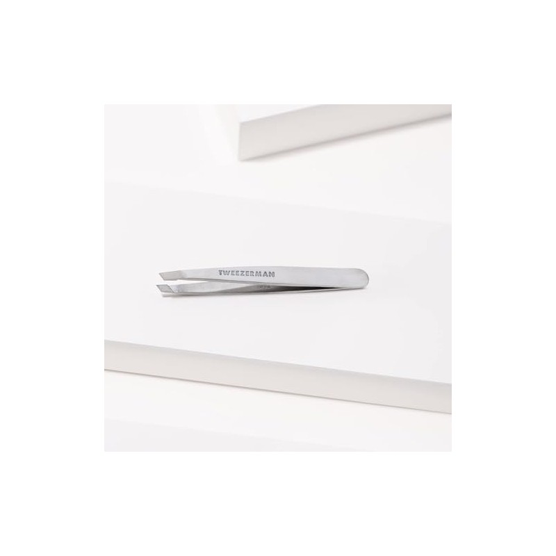 Mini Pinza de cejas para viajes de Tweezerman, obliqua Clásica