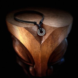 HANA LIMA Lederkette Futhark Runenalphabet Lederhalskette Halskette Wikingerkette Herren Damen