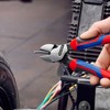 Knipex Kraft-Seitenschneider schwarz atramentiert, mit Mehrkomponenten-Hüllen 200 mm 74 02