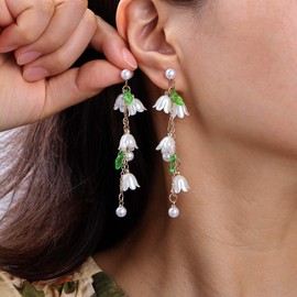 Bridal Pearl Earrings White Flower Earrings Gold Wedding Earrings Pearl Stud Resin Flower Dangle Earrings Acrylic Floral Long Tassel Pearl Drop Earrings Statement Earrings Jewelry for Women