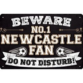 Weatherproof decorative tin sign for football fans, here lives a Newcastle fan - wall sign, door sign, goal sign, funny football saying, fan item (20 x 30 cm)