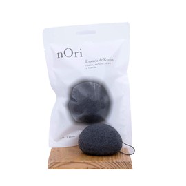 NORI Esponja Facial Konjac Carbon Bambu - LA MAS VENDIDA - KONJAC SPONGE NATURAL - Para piel grasa, acnéica, mixta. Evita puntos negros y previene el acné. Uso diario. Limpia y exfolia tu piel suavemente. BIODEGRADABLE /Rutina de limpieza facial