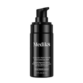 Medik8- Suero con 30% de péptidos: nuestro suero con péptidos para el rostro ofrece una fórmula potente, diseñada para brindar una experiencia antienv