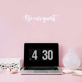 Vinilo decorativo para pared – Be Our Guest – 11,4 x 50,8 cm – Moderno lindo inspirador con cita encantadora para guardería, sala de juegos, habitación de niños, sala de estar, escuela, oficina, cafetería, decoración (blanco)