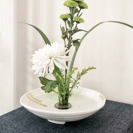 Highawk Flower Vase Flower Arrangement for Ikebana Basin Vase Pottery Flower Base Flower Arrangement Japanese Style Tabletop Three-legged Plate Ohara Style (Goma White, 6.7 inches (17 cm)