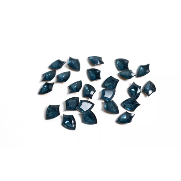 Czech 24 Vintage NEW Czech MONTANA SAPPHIRE Shield Shape 18x13mm