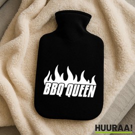 Huuraa Wärmflasche BBQ Queen Flammen Geschenk 1,8 Liter Black Classic Veloursbezug BBQ Queen Präsent