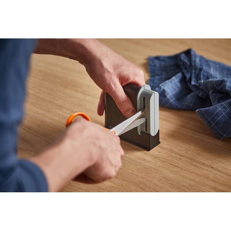 Fiskars Scherenschärfer, Für Rechtshänderscheren, Keramik-Schleifköpfe/Kunststoff-Gehäuse, Schwarz/Grau, 1005137