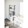YAMAZAKI home Tower Leaning Ladder With Shelf Black