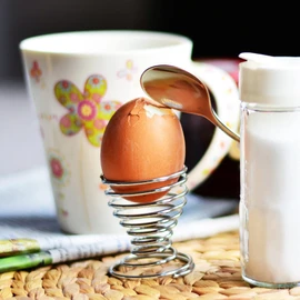 com-four® 6 x Egg Cups Chrome-Plated Metal, Elegant Egg Holders with Metallic Look, Breakfast Set in Wire Spiral Design (06 Pieces - Spiral)