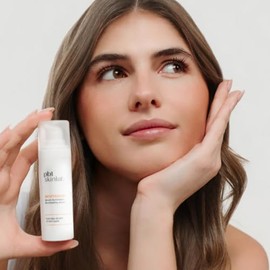 Revitaskin Serum 30ml – Sérum Facial Renovador e Iluminador para Piel Apagada o Fatigada – Suero Gel Oil-Free con Ácido Glicólico 4%, Vitamina C (Acer