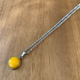 Naturstein-Halskette für Frauen - Versilberte Edelstahlkette und Heilstein-Anhänger - Schützender Charme - Ideal als Geschenk (Gelbe Jade)