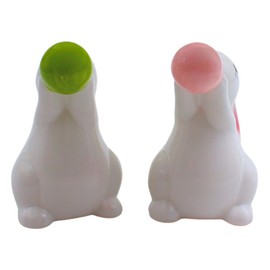 2er Set Moderne Dekohasen, Osterhasen, Osterdeko Hasenpaar, Osterhasen glänzend aus Keramik in weiß, mit Kaugummiblase, Lieferumfang 2 Dekohasen, Maße eines Hasen: L/B/H 9 x 8 x 16 cm.