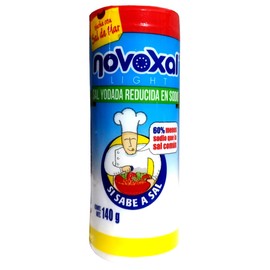 Novoxal Light - Sal yodatada reducida en sodio - 140 g - 60% menos sodio que la sal común