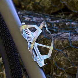 Corki Cycles Heavy Duty Bike Water Bottle Holder, Lightweight Aluminum Cage Shockproof Design for Road Mountain Gravel Bikes, Holds 21-32 oz, 1-Pack Iridescent Silver