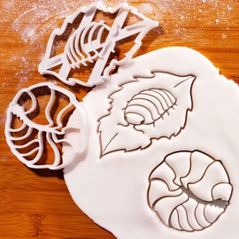BAKERLOGY Set mit 2 Assel-Ausstechformen – Zusammengerollte Assel und Holzlaus auf Laubstreu für naturinspirierte Bäckereien, Entomologie-Geschenke und Insekten-Mottopartys