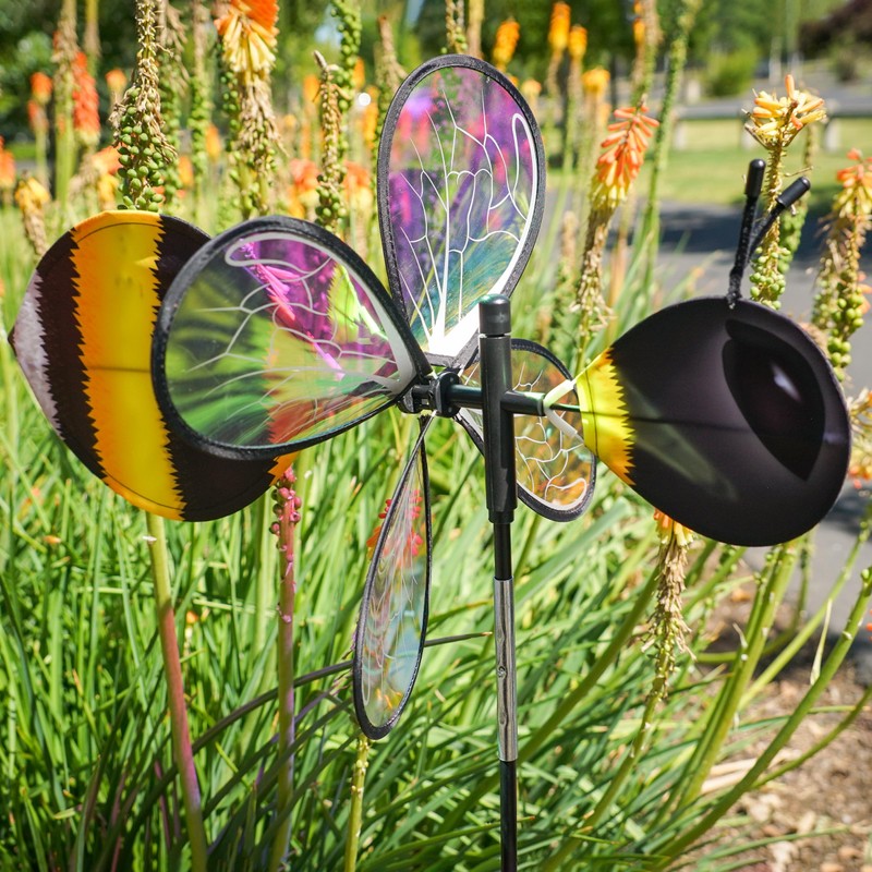 In the Breeze 2620 — Pivoting Bumble Bee Bug Spinner