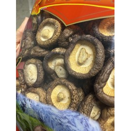 QIXINLIZYY 16 oz (500g) dried shiitake mushrooms for quick hydration, soft texture, 1 pound (approximately 453.6g) Fungal dried organic shiitake mushrooms，black mushrooms, shiitake mushrooms, fresh dried shiitake mushrooms, freshly tasted mushroom snacks (holiday gift)