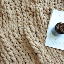 Maetoow Chenille Chunky Knit Blanket Throw （50×60 Inch）, Handmade Warm & Cozy Blanket Couch, Bed, Home Decor, Soft Breathable Fleece Banket, Christmas Thick and Giant Yarn Throws, Khaki