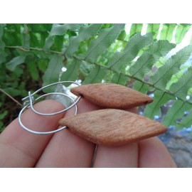 ꧁ BRAUNE RAUTEN AUS HOLZ AN KLEINEN RUNDEN HAKEN - CREOLEN ꧂ OHRRINGE IN DUNKELBRAUN UND HELLBRAUN (hellbraun)