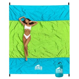 BEACH DUDES - Manta de playa grande (108.5 x 85), alfombrilla de playa de gran tamaño y compacta, sin arena, de secado rápido, ligera y duradera con 6 estacas (vibraciones de playa, 9 x 7 pies (1 ~ 6