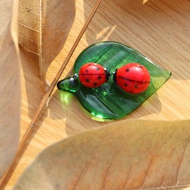 Mini Crystal Green Leaf Glass Ladybug: Table Figurines Decor Crystal Room Ornament Sculpture Women Gift Blown Glass Collectible Figurines