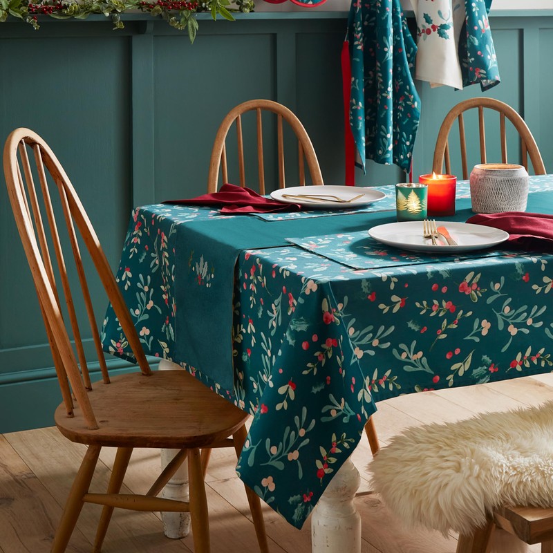 Catherine Lansfield Christmas Holly and Mistletoe Embroidered Cotton 32x220 cm