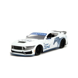 Big Time Muscle 1:24 2024 Ford Mustang GT Dark Horse Coche Fundido a presión, Juguetes para niños y Adultos (Blanco con Azul Horse Deco)