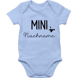 Geschenk mit Namen personalisiert by Shirtracer - Body Boy Girl - Mini Last Name | Pregnancy Announcement Gift Birth Baby, 3 baby blue