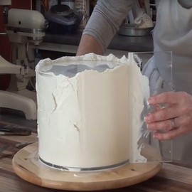 CAKESAFE – 2-9.5” Clear ¼” Acrylic Disks – Perfect Icing Tool to Smooth the Buttercream on Your Cakes