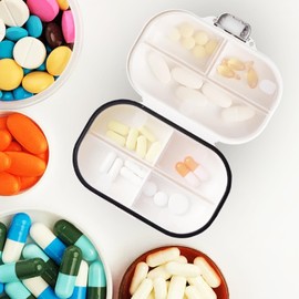 Yotsuba Travel Pill Organiser, 7 Compartments Weekly Pill Organiser, Daily Pill Box to Hold Vitamins, Fashionable Seashell Design with 7-Day Scale Reminder