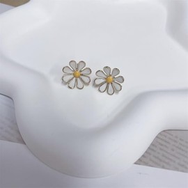 Dainty Daisy Flower Earrings for Women Girls Cute Sun Flower Fashion Earrings (White, One Size)