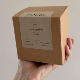 Vela Aromática ROURE Dark Amber – Cera de Soja, Mecha de Madera, 50h