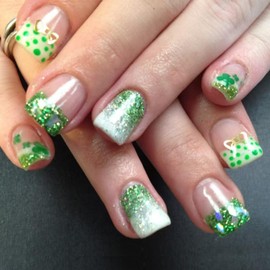 24Pcs St. Patrick's Day Press on Nails French Tip Fake Nails Short Square Cute Shamrock Acrylic Artificial Nails Full Cover St. Patrick's Day Nails Designs Sparkly Green Stick on Nails for Women