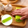 1 Piece of Garlic Grinder, 1 Piece of Garlic-Shaped Garlic