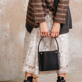 KIMI-HOSI Set of 100 5 mm Eyelets Copper Eyelets in Fabrics with Washers Super Light Eyelets Grommet Kit Silver with Plastic Box Silver Eyelets Set for Leather Fabric Shoes Clothing Hats Handbags