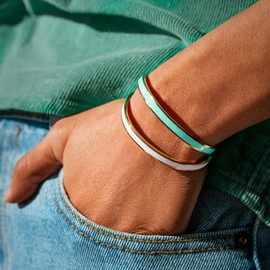 APIUWOXE Remember Who The You Are Motivational Cuff Bracelet for Women, Stainless Steel Color Inspirational Bangle Bracelets with Engraved Hidden Message Jewelry for Sisters BFF Friends Gifts GG02