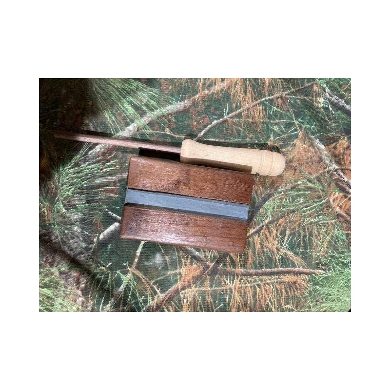 Walnut trough Turkey call surface choice and striker - Specification: