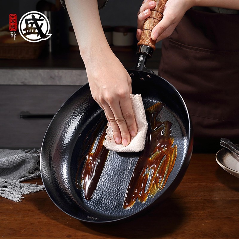 MITSUMOTO SAKARI 11-Inch Japanese Iron Skillet, Flat Bottom
