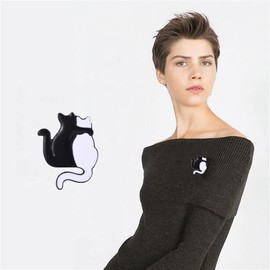 2pcs Animal series brooch black and white cat brooch alloy badge jewelry creative cartoon black and white cat embracing shape enamel badge accessories wild clothing bag badge cute brooch