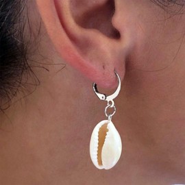 Allereya Vintage Cowrie Drop Earrings Puka Shell Dangle Earrings Shell Dangling Earrings Silver Cowrie Huggie Earrings Jewelry for Women and Girls (Silver)