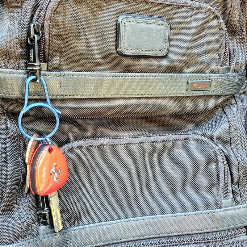 Kapmif Summer requires a light and strong titanium keychain disassembled