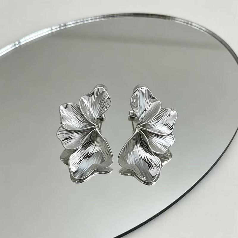Enrwin Chunky Statement Sectored Flower Leaf Shell Angel Wing Clip