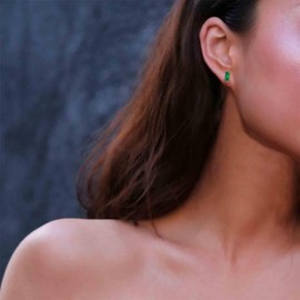 Yheakne Vintage Green Emerald Stud Earrings Square Emerald Crystal Earrings Tiny Green Square Earrings Mini Emerald Diamond Earrings Jewelry for Women and Girls Gifts (Green)