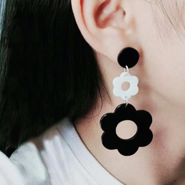 Gold Daisy Earrings for Women Flower Small Hoop Earrings Pearl Bee Huggie Earrings Lightweight Cartilage Huggie Hoops Earrings Jewelry Gifts for Women Girls