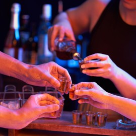 MATANA 300 Clear Hard Plastic Shot Glasses with Gold Glitter, 30ml - Sturdy & Reusable - Jello & Tequila Shots, Sample Tasting Cups - Birthdays, Weddings, Christmas, BBQ, Parties