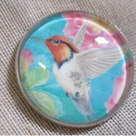 NEW GLASS DOME PICTURE BUTTON OF A COLORFUL HUMMBIRD IN FLIGHT ON BLUE - 1 INCH